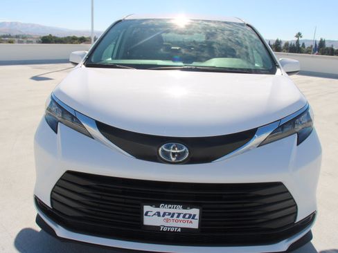Certified 2024 Toyota Sienna LE AWD/4WD image 7