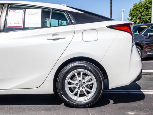 Used 2019 Toyota Prius L Eco w/ Carpet Mat Package FWD image 6