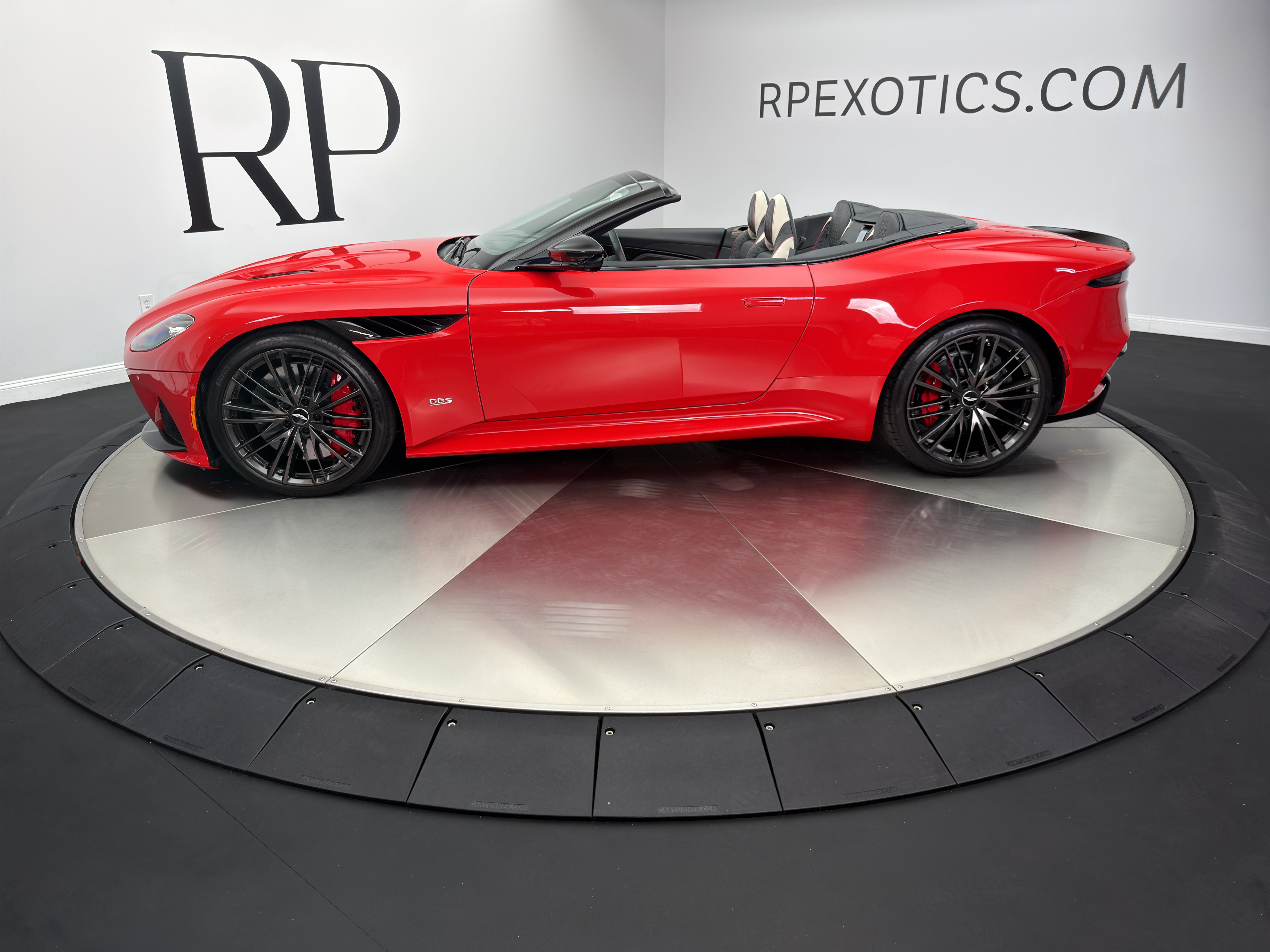 Used 2023 Aston Martin DBS Superleggera Volante RWD image 3