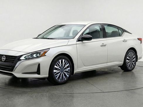 Used 2025 Nissan Altima 2.5 SV FWD image 3