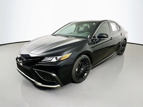 Used 2022 Toyota Camry XSE FWD image 3