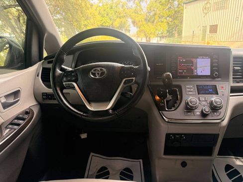 Used 2018 Toyota Sienna XLE w/ XLE Navigation Package FWD image 15