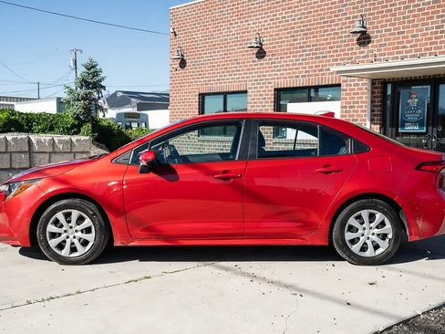 Used 2020 Toyota Corolla LE FWD image 3