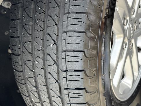 Used 2023 Jeep Grand Cherokee Laredo RWD image 13