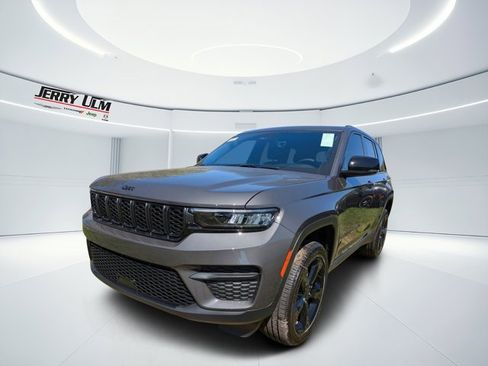 New 2025 Jeep Grand Cherokee Altitude image 6