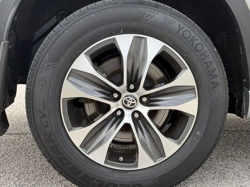 Used 2022 Toyota Highlander XLE AWD/4WD image 34