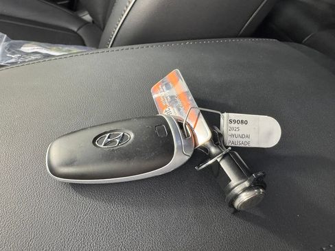 Used 2025 Hyundai Palisade Calligraphy AWD/4WD image 3