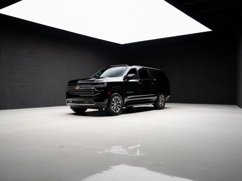 Used 2024 Chevrolet Suburban LT w/ Luxury Package RWD image 80