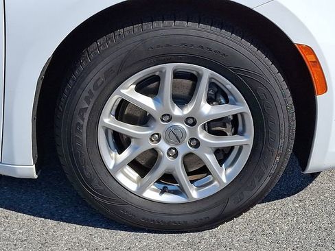 Used 2023 Chrysler Pacifica Touring-L FWD image 8