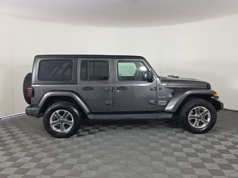 Used 2018 Jeep Wrangler Unlimited Sahara AWD/4WD image 8