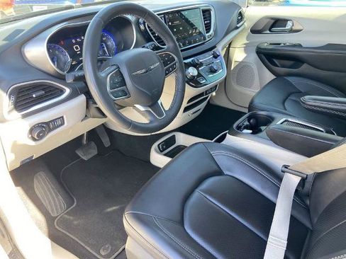 Used 2024 Chrysler Pacifica Touring-L FWD image 6