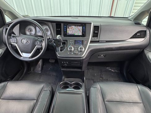 Used 2015 Toyota Sienna SE Premium image 12