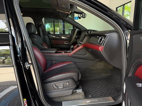 Used 2022 Bentley Bentayga AWD/4WD image 30