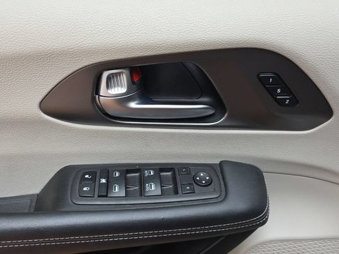 Used 2023 Chrysler Pacifica Touring-L FWD image 23