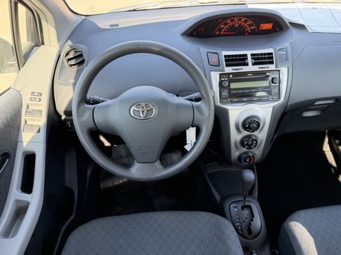 Used 2010 Toyota Yaris 4-Door Hatchback image 12