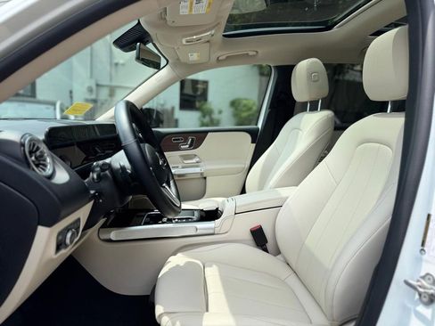 Used 2023 Mercedes-Benz GLB 250 4MATIC w/ Premium Package image 19