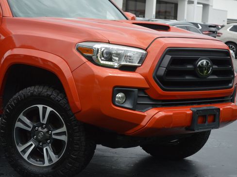 Used 2017 Toyota Tacoma TRD Sport AWD/4WD image 2