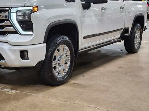 Used 2024 Chevrolet Silverado 2500 High Country w/ High Country Premium Package AWD/4WD image 17