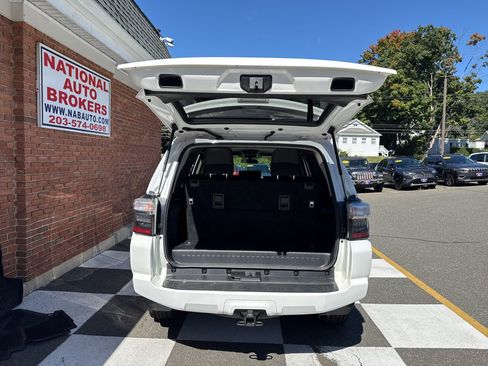 Used 2018 Toyota 4Runner SR5 AWD/4WD image 38
