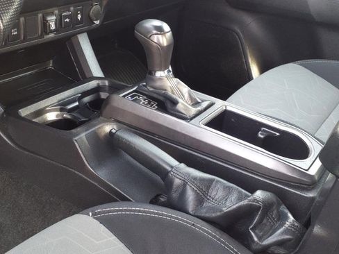 Used 2022 Toyota Tacoma TRD Off-Road image 11