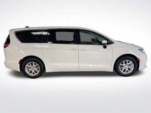 Used 2023 Chrysler Pacifica Touring-L FWD image 7