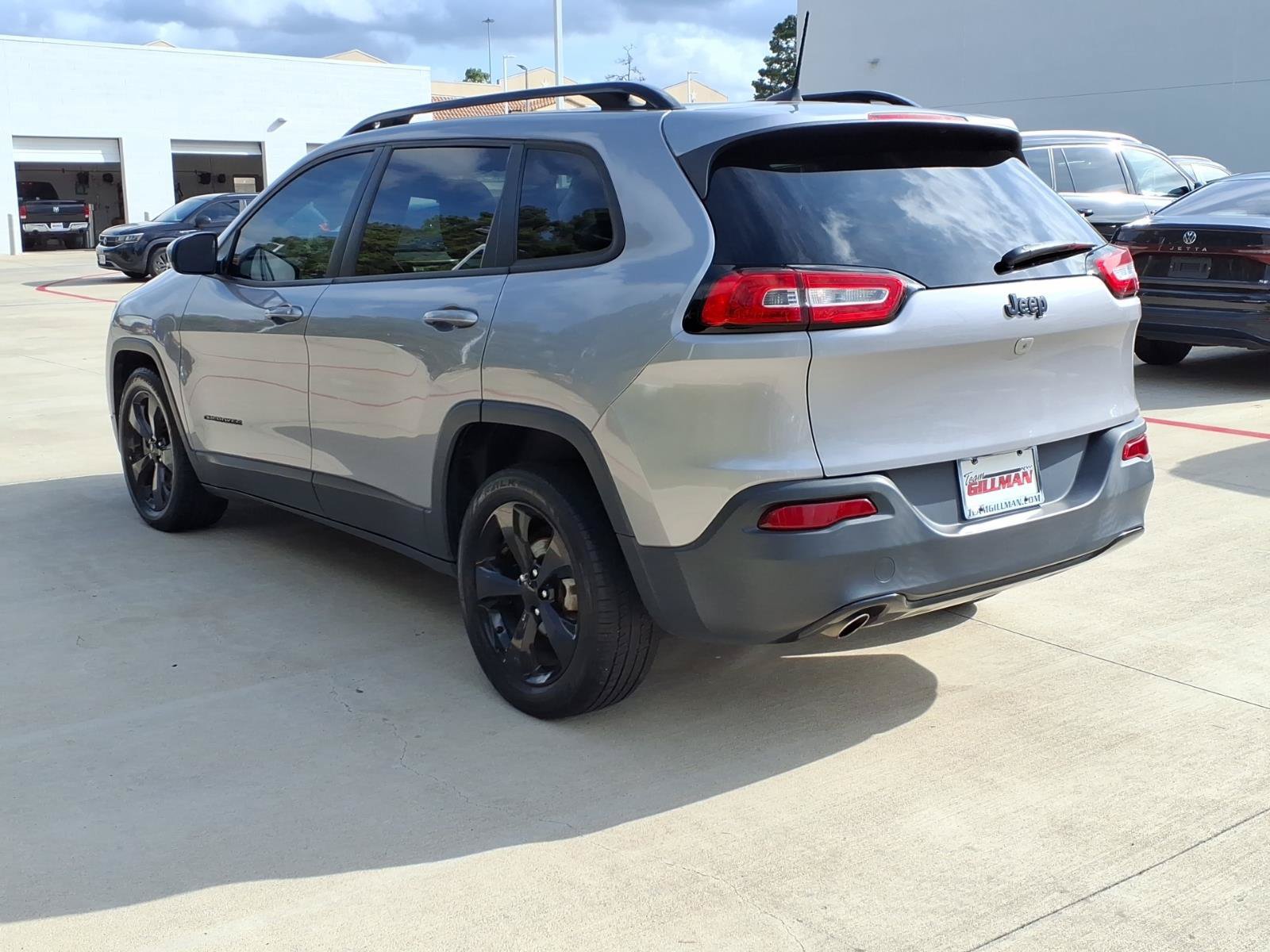 Used 2018 Jeep Cherokee Latitude w/ Altitude Package FWD image 9