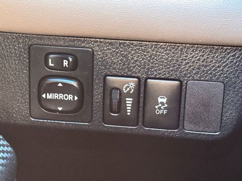 Used 2013 Toyota RAV4 Limited image 32