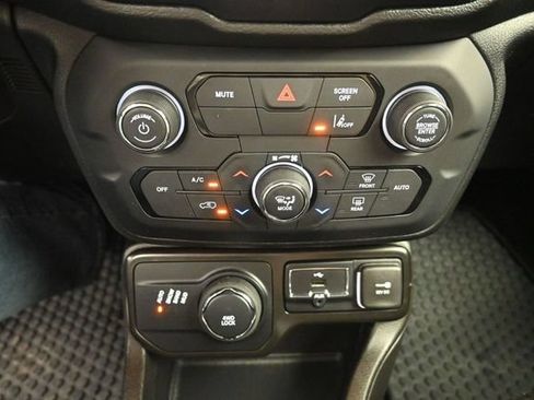Used 2023 Jeep Renegade Latitude AWD/4WD image 19