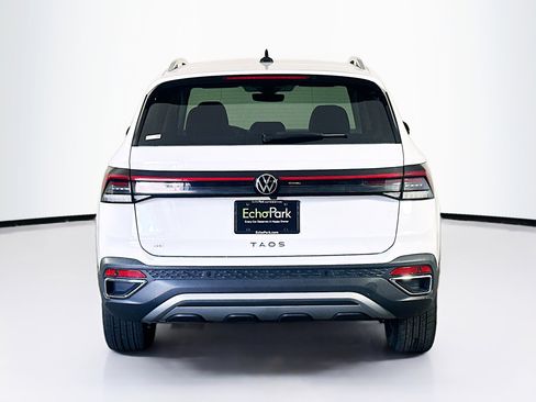 Used 2025 Volkswagen Taos SE image 7