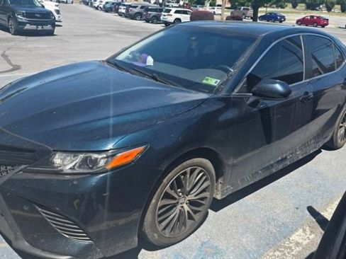 Used 2019 Toyota Camry SE FWD image 2