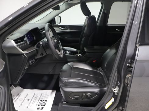 Certified 2023 Jeep Grand Cherokee Limited w/ Luxury Tech Group II AWD/4WD image 12