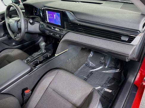 Used 2025 Toyota Camry LE image 30