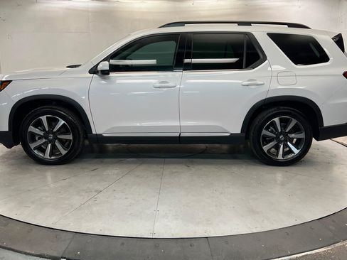 Used 2025 Honda Pilot Touring image 2