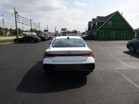 Used 2024 Hyundai Elantra SEL w/ Convenience Package FWD image 6