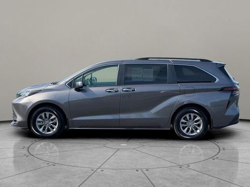 Used 2023 Toyota Sienna XLE FWD image 3