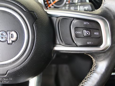 Used 2018 Jeep Wrangler Unlimited Sahara AWD/4WD image 31