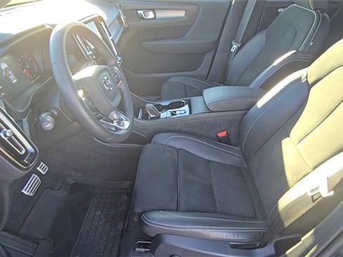 Used 2022 Volvo XC40 T5 R-Design w/ Climate Package image 14