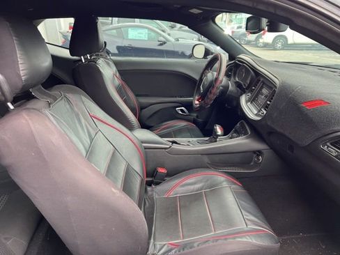 Used 2019 Dodge Challenger SXT image 6