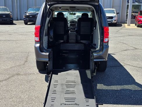 Used 2016 Dodge Grand Caravan SXT FWD image 24