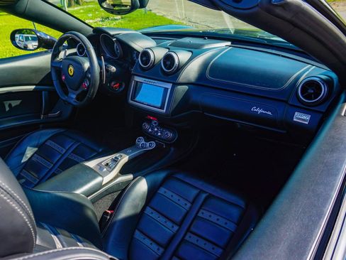 Used 2011 Ferrari California RWD image 40