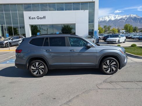 Used 2024 Volkswagen Atlas SE AWD/4WD image 2