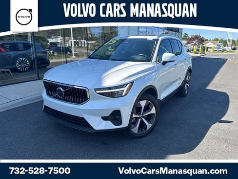 Certified 2025 Volvo XC40 B5 Plus AWD/4WD image 1