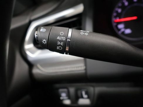 Used 2023 GMC Acadia SLE image 33