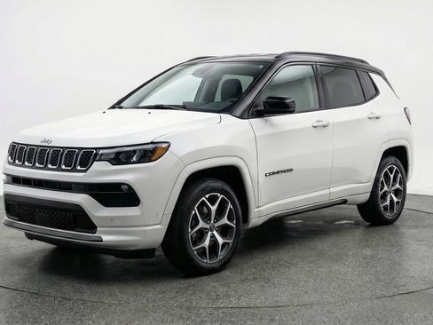 Used 2025 Jeep Compass Limited image 3