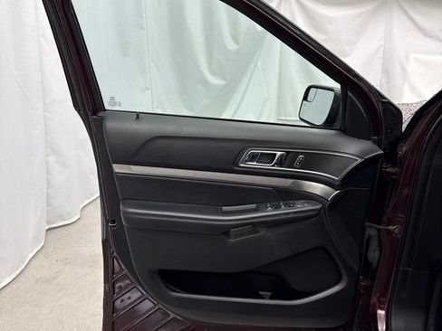 Used 2018 Ford Explorer XLT AWD/4WD image 10