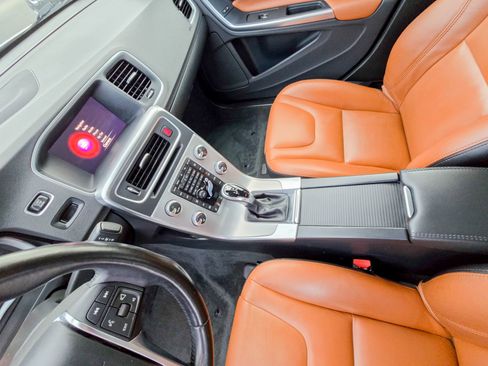 Used 2018 Volvo S60 T5 Inscription image 9