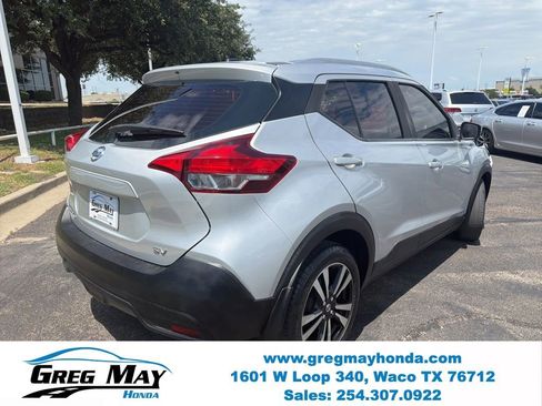 Used 2018 Nissan Kicks SV FWD image 3