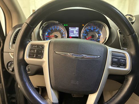 Used 2014 Chrysler Town & Country Touring FWD image 12