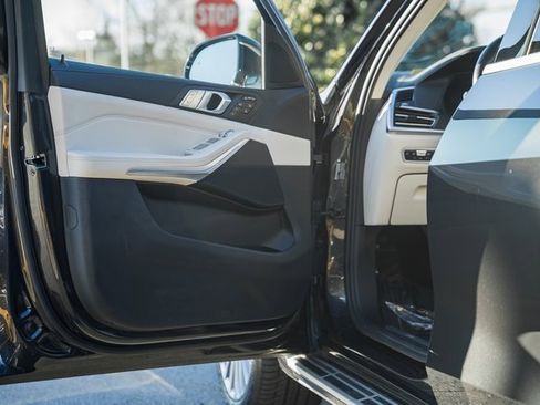 Used 2022 BMW X7 xDrive40i w/ Premium Package image 41