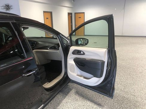Used 2018 Chrysler Pacifica Touring-L Plus FWD image 21